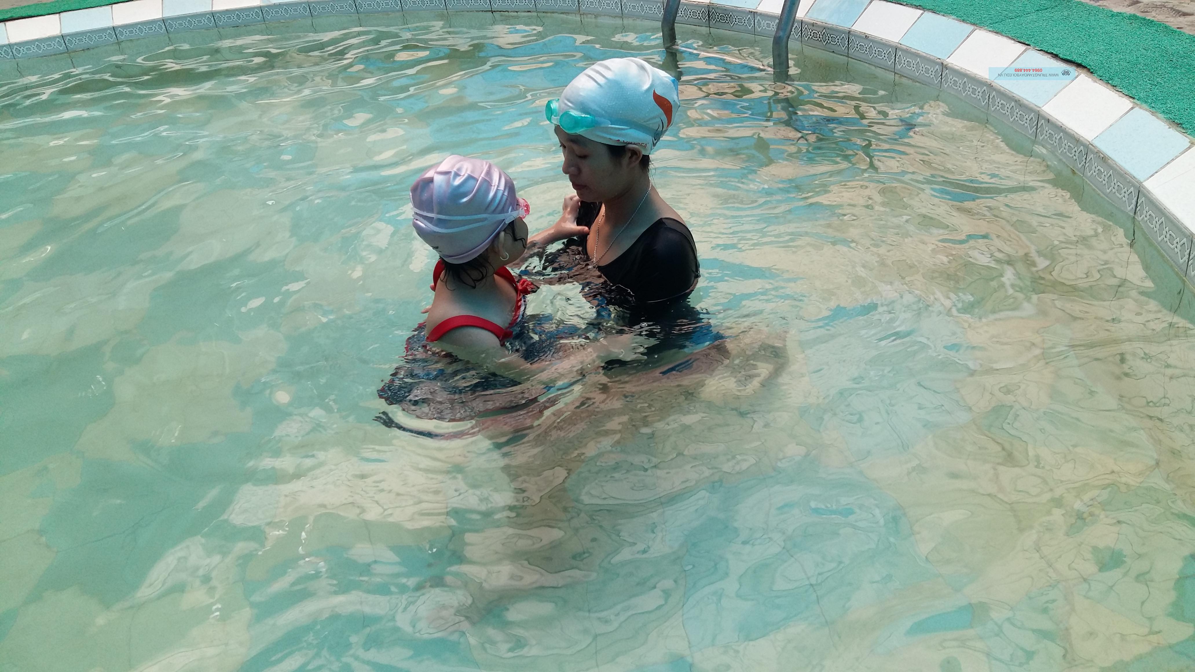 dạy bơi cho bé