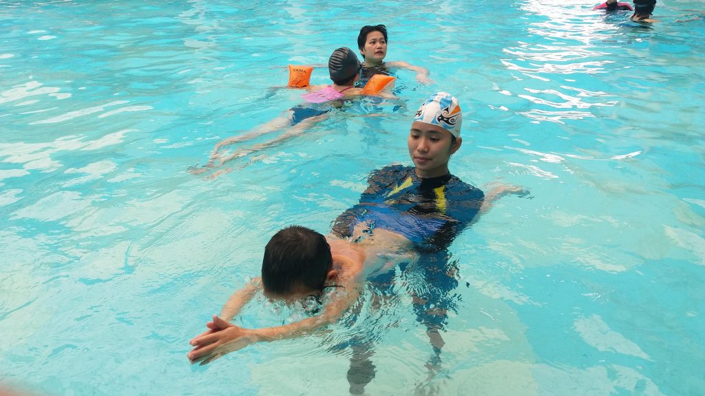 dạy bơi trẻ em