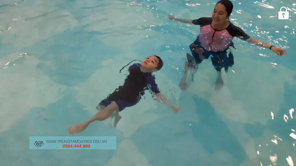 dạy bơi cho trẻ