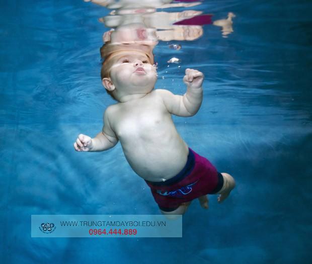 phản xạ bơi ở trẻ sơ sinh
